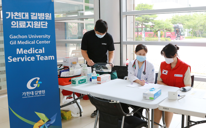 인천대 기숙사 로비에 마련된 가천대 길병원 의료지원부스에서 내과 전문의와 간호사, 응급구조사 등이 진료를 준비하고 있다 ⓒ 가천대 길병원 제공