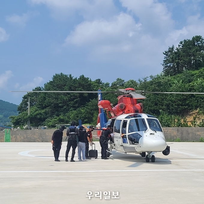 완도해양경찰서가 섬마을 응급환자를 이송하고 있다.ⓒ완도해양경찰서 제공