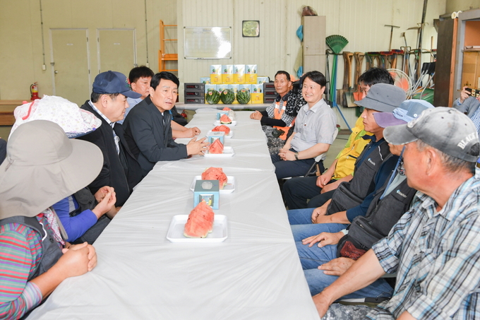 송병억 사장이 근로자들을 위해 시원한 간식 나눔 행사를 개최하고 있다. ⓒ 수도권매립관리공사 제공