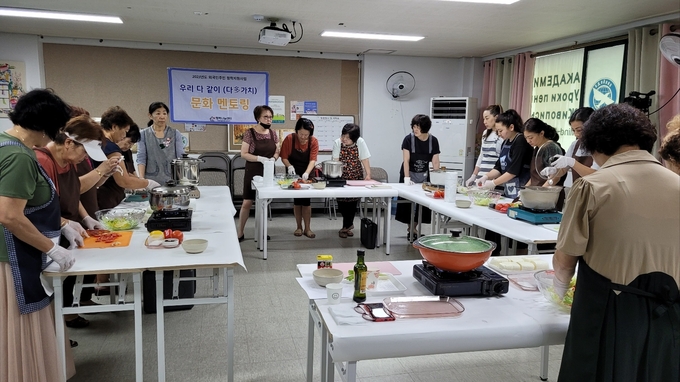 인천시 비영리민간단체 행복나눔센터가 2023 외국인 주민 정착 지원사업으로 문화멘토링을 진행하고 있다.ⓒ행복나눔센터 제공