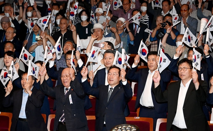 유정복 시장이 제78주년 광복절 경축식에서 만세 삼창을 하고 있다. ⓒ 인천시 제공