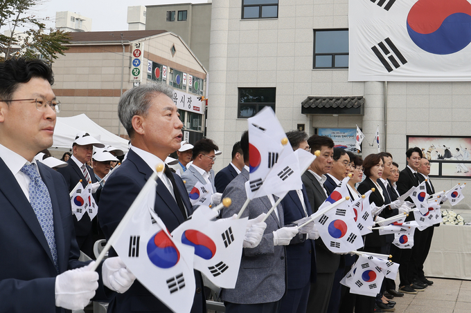 윤환 계양구청장이, 관계자들과 광복 제78주년 경축식 개최에 태극기를 흔들고 있다. ⓒ 계양구 제공