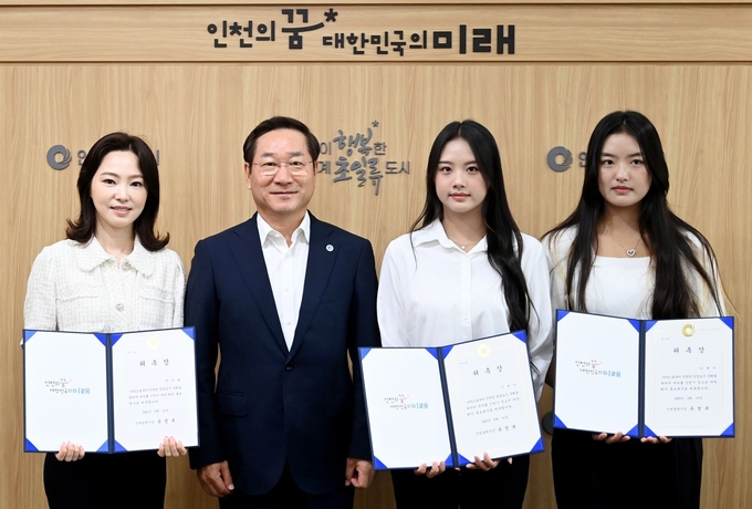 유정복 인천시장이 16일 시청 접견실에서 인천시 청소년 마약퇴치 홍보대사에게 위촉장을 수여한 뒤 기념촬영을 하고 있다. 왼쪽부터 차유람(전 당수선수), 유정복 인천시장, 이재시(인플루언서), 이재아(테니스선수) ⓒ 인천시 제공