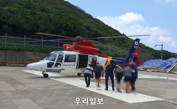서해해경청이 복어독 중독 위급환자를 헬기를 통해 긴급 이송중에 있다.ⓒ서해지방해양경찰청 제공
