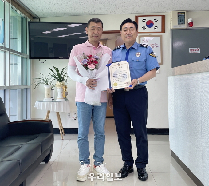 고민관 여수해양경찰서장(오른쪽)이 김동진 원광호 선장에게 감사장을 전달하고 기념촬영을 하고 있다.ⓒ여수해양경찰서 제공 