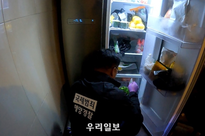 여수시 한 노래방을 수색하고 있는 해양경찰의 모습.ⓒ여수해양경찰서 제공