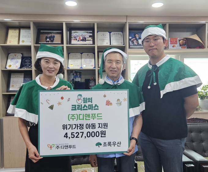 초록우산어린이재단 인천지역본부 이서영 본부장(왼쪽부터)이 ㈜디앤푸드 박성규 대표, ㈜디앤푸드 박종삼 부장과 8월의 크리스마스 후원 물품 전달식 기념촬영을 하고 있다.ⓒ초록우산어린이재단 인천지역본부