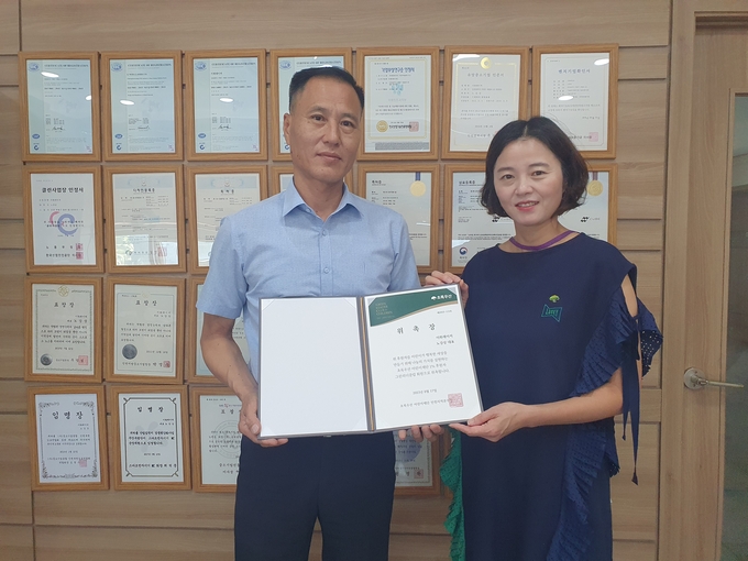 이화레이저 노강상 대표(왼쪽)와 초록우산어린이재단 이서영 인천지역본부장이 기념촬영을 하고 있다.ⓒ초록우산어린이재단 인천지역본부 제공