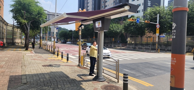 임병택 시흥시장이 무더위쉼터와 폭염저감시설을 점검했다.ⓒ시흥시 제공
