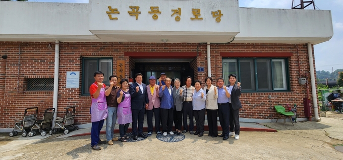 임병택 시흥시장(왼쪽에서 네번째)이 논곡동 경로당을 방문해 온열질환에 취약한 어르신들의 안부를 확인하고 쉼터 운영에 대한 의견도 청취했다.ⓒ시흥시 제공