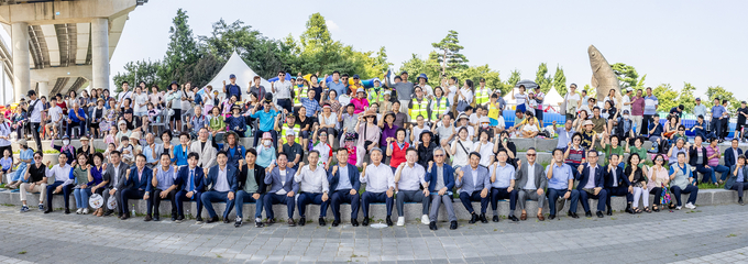 윤환 계양구청장이, 제1회 계양 아라뱃길 워터 축제’ 에 참가한 내빈들과 기ㅕㅁ촬영을 하고 있다. ⓒ 계양구 제공