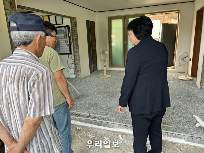 장은영 전라남도의원이 ‘삼학1리마을회관’ 공사 현장을 둘러보고 있다.ⓒ전남도의회 제공