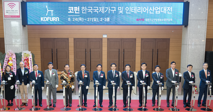 (왼쪽 여섯번째부터) 정윤모 중기중앙회 상근부회장, 이순종 가구연합회장, 정일영 민주당 국회의원,이병길 경기도의회 경제노동위 부위원장, 강성천 경기도경제과학진흥원장, 김현중 목재산업총연합회장, 심승일 중기중앙회 부회장.ⓒ중소기업중앙회 인천지역본부 제공