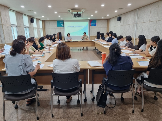 복지사각지대 발굴 및 고독사 예방 목적 예방교육을 하고 있다. ⓒ 평택시 제공