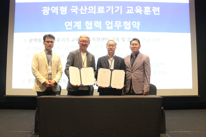 이기병 대한내과학회 POCUS 위원장(왼쪽 두 번째), 노범섭 인천TP 바이오산업센터장(오른쪽 두 번째) 등 협약기관 관계자들이 기념 촬영을 하고 있다. ⓒ 인천테크노파크 제공
