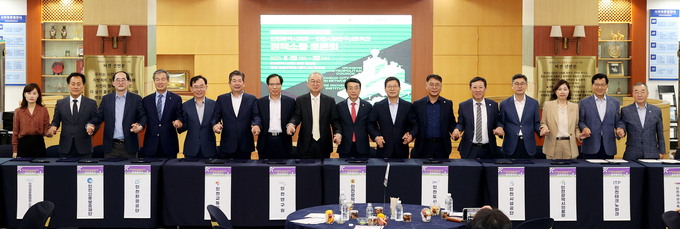 허식 인천시의회 의장이 관계자들과 정책토론 한마당 개회식을 가지고 있다. ⓒ 인천시의회 제공