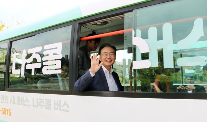 윤병태 나주시장이 나주콜버스에 시승하고 있다 ⓒ 나줏시 제공