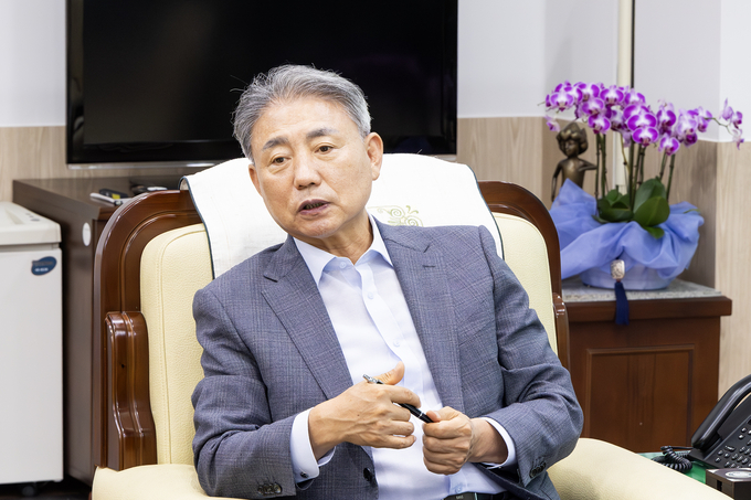 윤환 계양구청장이 전통시장 활성화로 살맛 나는 도시 계양을 선포하며 인터뷰를 가지고 있다. ⓒ 계양구 제공