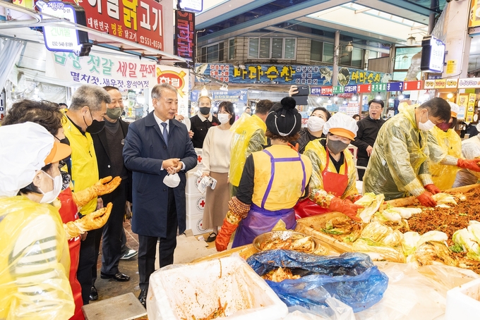 윤환 계양구청장이 계산시장 김장나눔행사에 참가하고 있다. ⓒ 계양구 제공