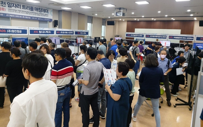 지난 30일 구직자로 붐비는 ‘인천 일자리 트리플 매칭데이’ 행사장 모습 ⓒ 인천테크노파크 제공