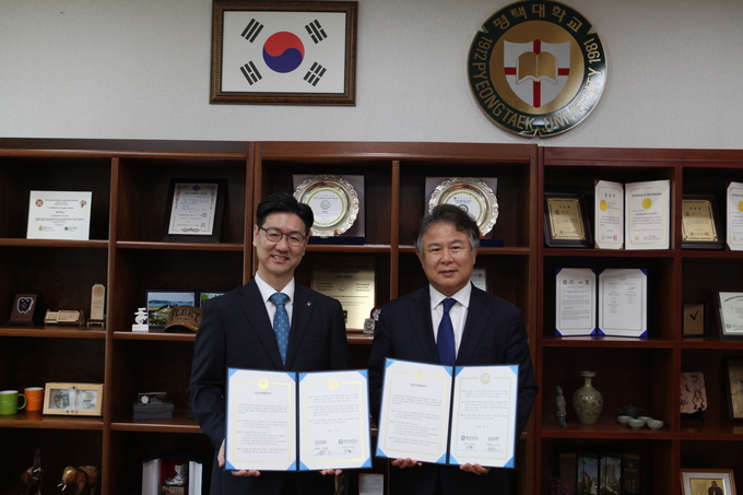 평택대와 기독교대한성결교회 평택교회가 ‘PTU 3.0 선교비전’ 실행을 위한 선교사역협약을 체결하고 있다. ⓒ 평택대 제공