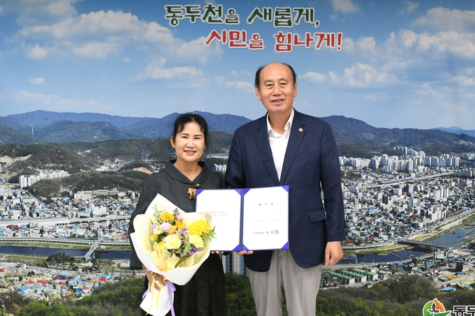 "1일 명예시장"에 유은서 동두천아리랑보존회 회장 위촉. 후 기념촬영을 하고 있다. ⓒ 동두천시 제공