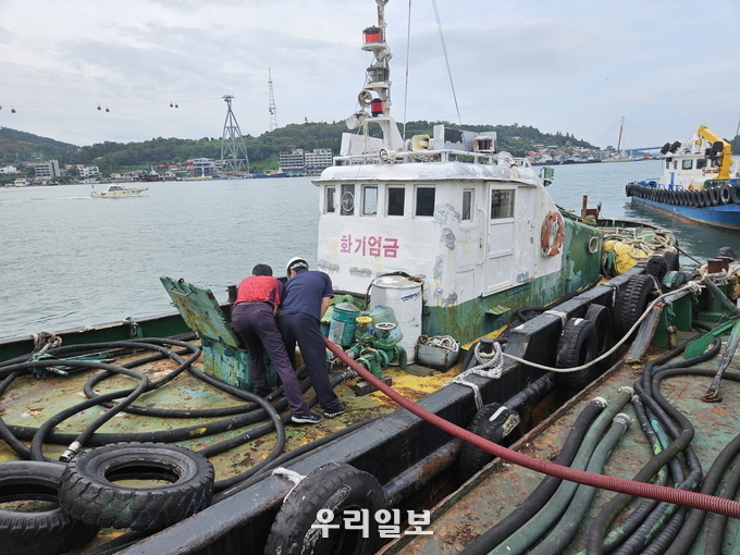 장기 계류선박의 선저폐수를 해양환경공단의 폐기물 차량이 수거하고 있다.ⓒ여수해양경찰서 제공