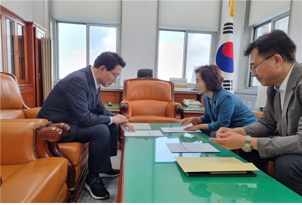 이행숙 인천시 부시장이 국회 방문 국비 반영을 건의하고 있다. ⓒ 인천시 제공