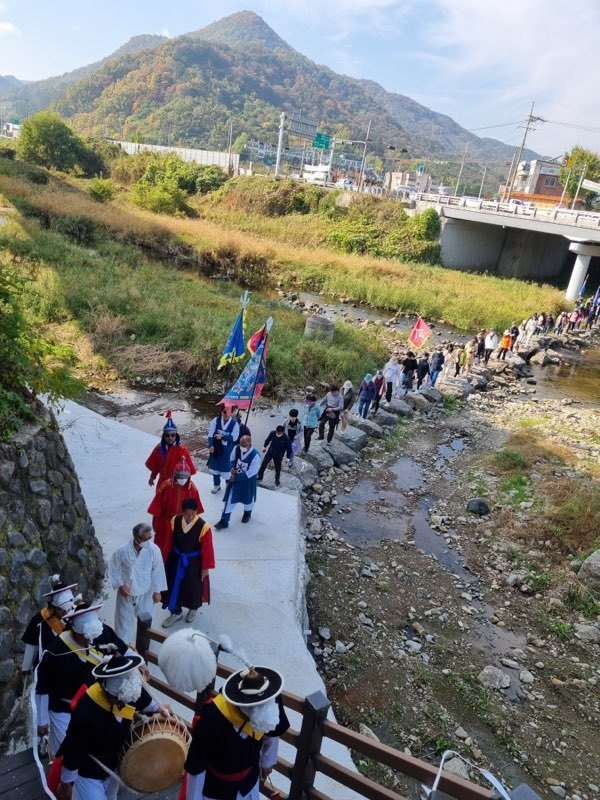 지난해 열린 행사에서 참여자들이 이순신 장군의 백의종군길을 따라 걷고 있다 ⓒ 순천시 제공