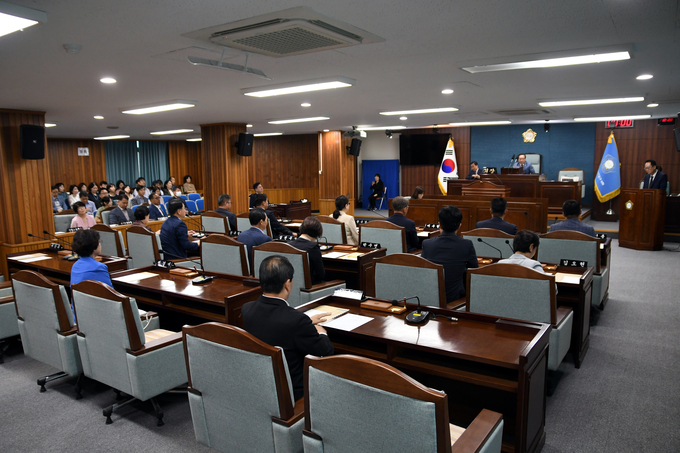 배상록 미추홀구의회 의장이 2023년도 제275회 임시회를 개회하고 있다. ⓒ 미추홀구의회 제공