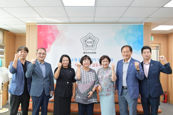 김승호 동두천시의장이, 관내 사립중학교장들과 교육 현안 관련 의견 교환 하고 기념촬영을 하고 있다. ⓒ 동두천시의회 제공