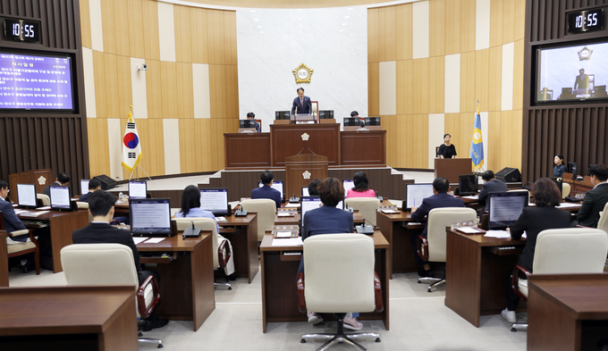 편용대 의장이 인사청문회 조례안 의결하고 있다. ⓒ 연수구의회 제공