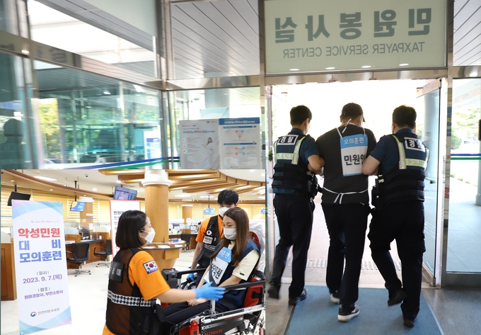 인천지방국세청이 부천세무서에서 악성민원 대비 모의 훈련을 진행하고 있다.ⓒ인천지방국세청 제공