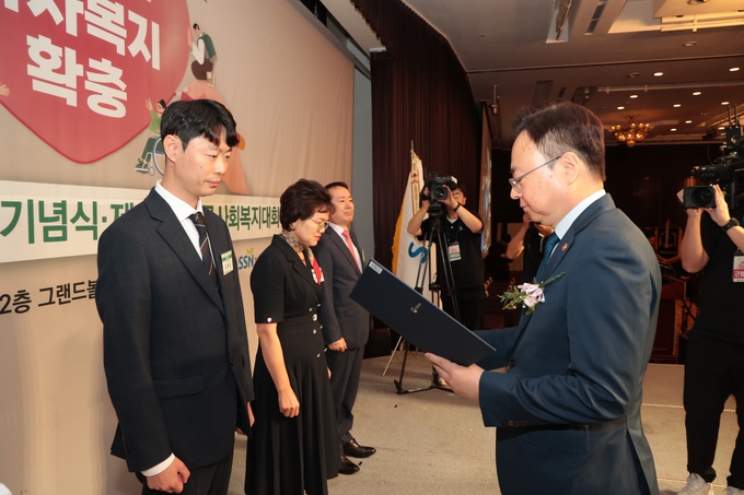 임태순 중소벤처기업인증원(KOSRE) 인증개발팀장(왼쪽)이 조규홍 보건복지부 장관으로부터 표창장을 직접 받고 있다.(자료=중소벤처기업인증원)