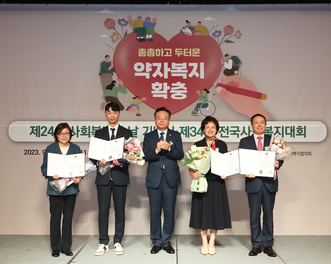 임태순 중소벤처기업인증원(KOSRE) 인증개발팀장(왼쪽 두 번째)이 조규홍 보건복지부 장관(가운데)으로부터 표창장을 받은 후 다른 대표 수상자들과 함께 기념촬영을 하고 있다.(자료=중소벤처기업인증원)