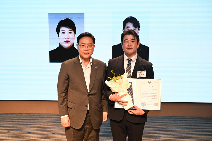 채서병 근로복지공단 대리(오른쪽)가 제24회 사회복지의 날을 맞아 강수현 양주시장으로부터 보건복지부장관 표창을 전수받은 후 함께 기념촬영을 하고 있다.(자료=양주시청)