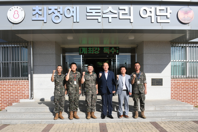 박형덕 동두천시장이 추석을 앞두고 군 장병을 위문하고 있다. ⓒ 동두천시 제공
