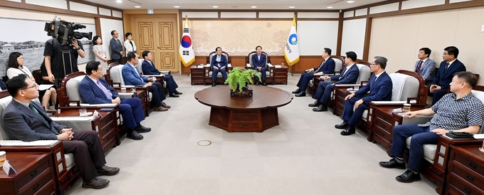 유정복 인천시장이 11일 시청 접견실에서 열린 원도심 주차문제 해소와 아동 돌봄사업 확대를 위한 '인천광역시-종교계 협력사업 MOU 체결식'에서 인천기독교연합회 진유신 총회장과 협력방안을 논의하고 있다. ⓒ 인천시 제공
