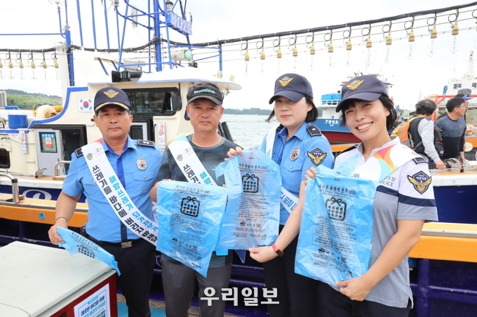 여수해양경찰서가 해양쓰레기 되기져오기 캠페인 홍보와 함께 쓰레기 종량제봉투를 배부했다.ⓒ여수해양경찰서 제공