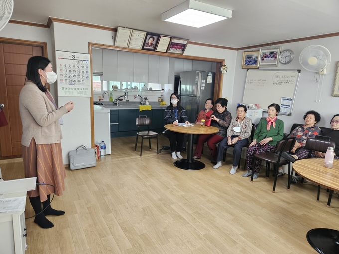 강화군이 자살예방관리 교육을 진행하고 있다.ⓒ강화군 제공