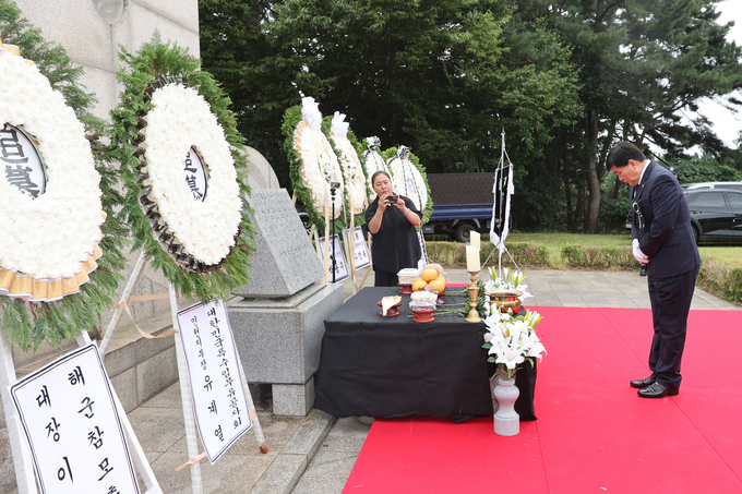 문경복 옹진군수가 제73주년 인천상륙작전 전승기념 영흥도 X-RAY 작전 추모행사 추모하고 있다. ⓒ 옹진군 제공
