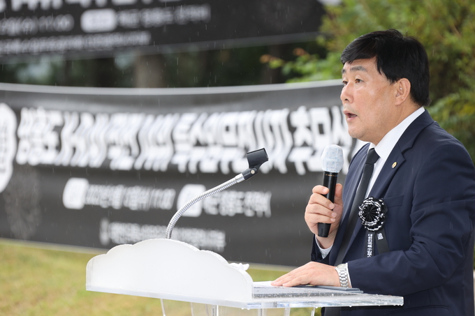 문경복 옹진군수가 제73주년 인천상륙작전 전승기념 영흥도 X-RAY 작전 추모행사에 추모사를 하고 있다. ⓒ 옹진군 제공
