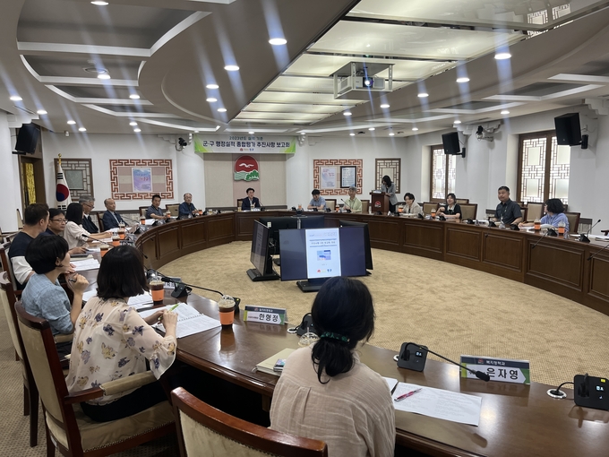 인천시 중구가 구청 회의실에서 올해 군·구 행정실적 종합평가에 대비한 3차 보고회를 진행하고 있다.ⓒ인천중구 제공