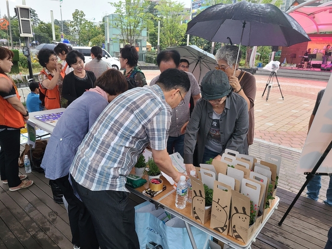 수도권매립지관리공사 노동조합이 지역시민들과 동네방네 인천기후행동 기후콘서트를 개최하고 있다. ⓒ 수도권매립지관리공사 제공