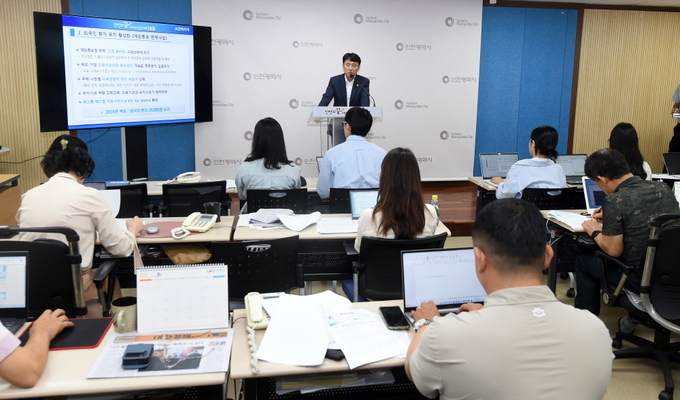 신남식 보건복지국장이 시청 브리핑룸에서 보건복지국 소관 현안과 관련해 기자브리핑을 하고 있다.ⓒ인천시청 제공