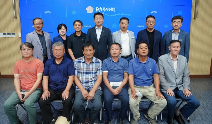평택시의회 이기형 위원장 '고덕면 개발사업 관련 마을주민 의견청취 간담회' 개최 후 기념촬영을 하고 있다 ⓒ 평택시의회 제공