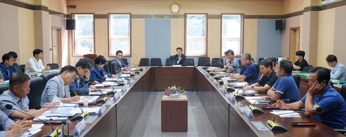 평택시의회 이기형 산업건설위원장 '고덕면 개발사업 관련 마을주민 의견청취 간담회' 개최 하고 있다. ⓒ 평택시의회 제공