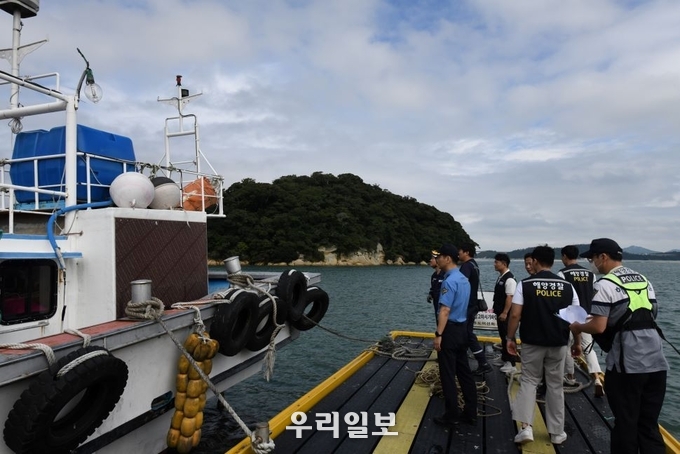 완도해양경찰서가 복원성을 저해하는 어선 불법 증·개축 등에 대한 특별단속을 진행하고 있다.ⓒ완도해양경찰서 제공