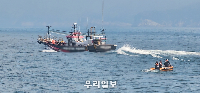 해양경찰이 단정을 이용해 낚시어선을 검문검색하기 위해 접근하고 있다.ⓒ여수해영경찰서 제공
