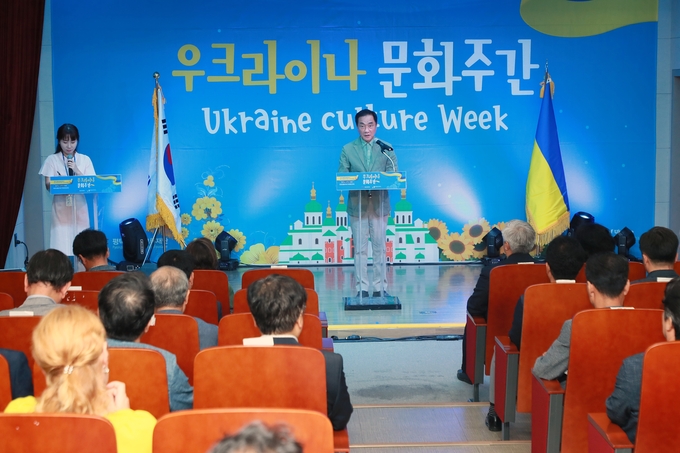 정장선 평택시장이 2023 우크라이나 문화주간 개막식에서 인사말을 하고 있다. ⓒ 평택시 제공